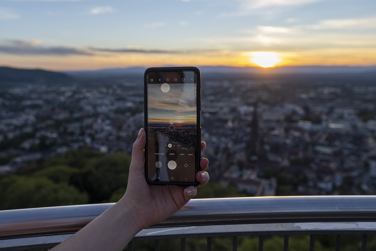 Blick vom Schlossberg durch einen Handybildschirm