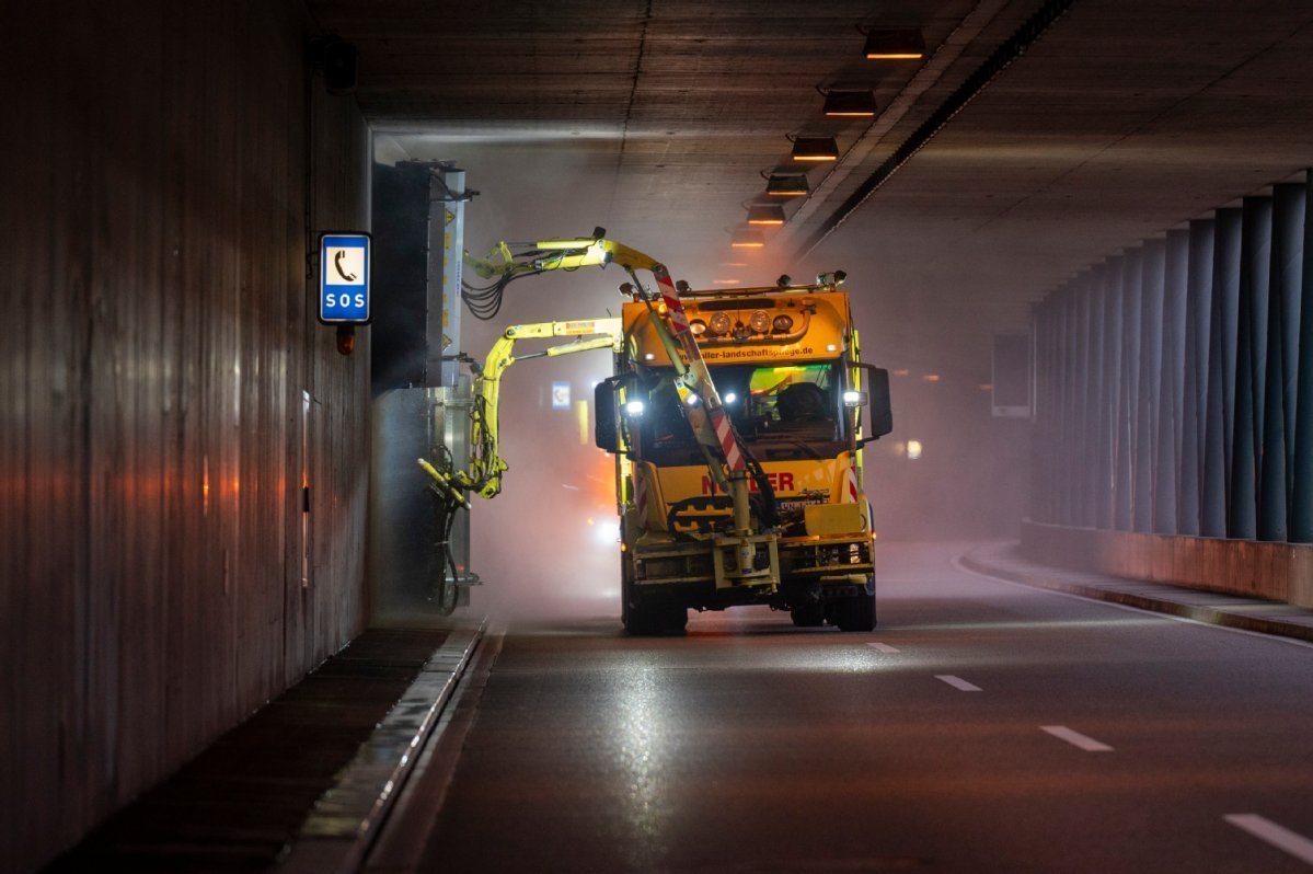 Sanierungsfahrzeug im Tunnel, das die Wände reinigt