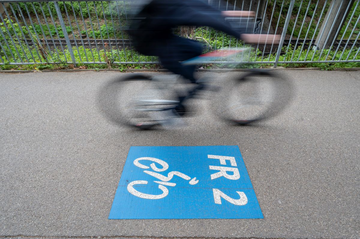 Fahrrad fährt über Markierung mit Aufschrift "FR2"