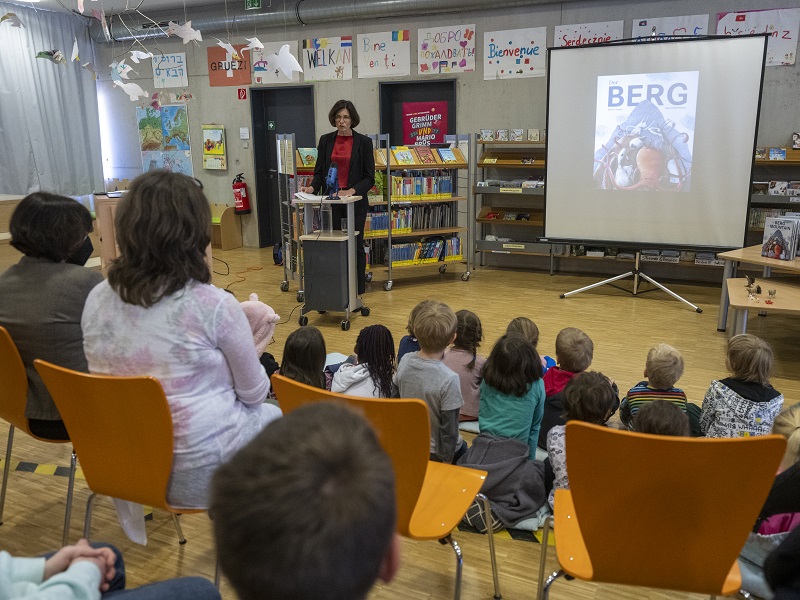 Bürgermeisterin Buchheit begrüßt die Kinder und Erwachsenen in der Mediothek und per Livestream in den Kitas.