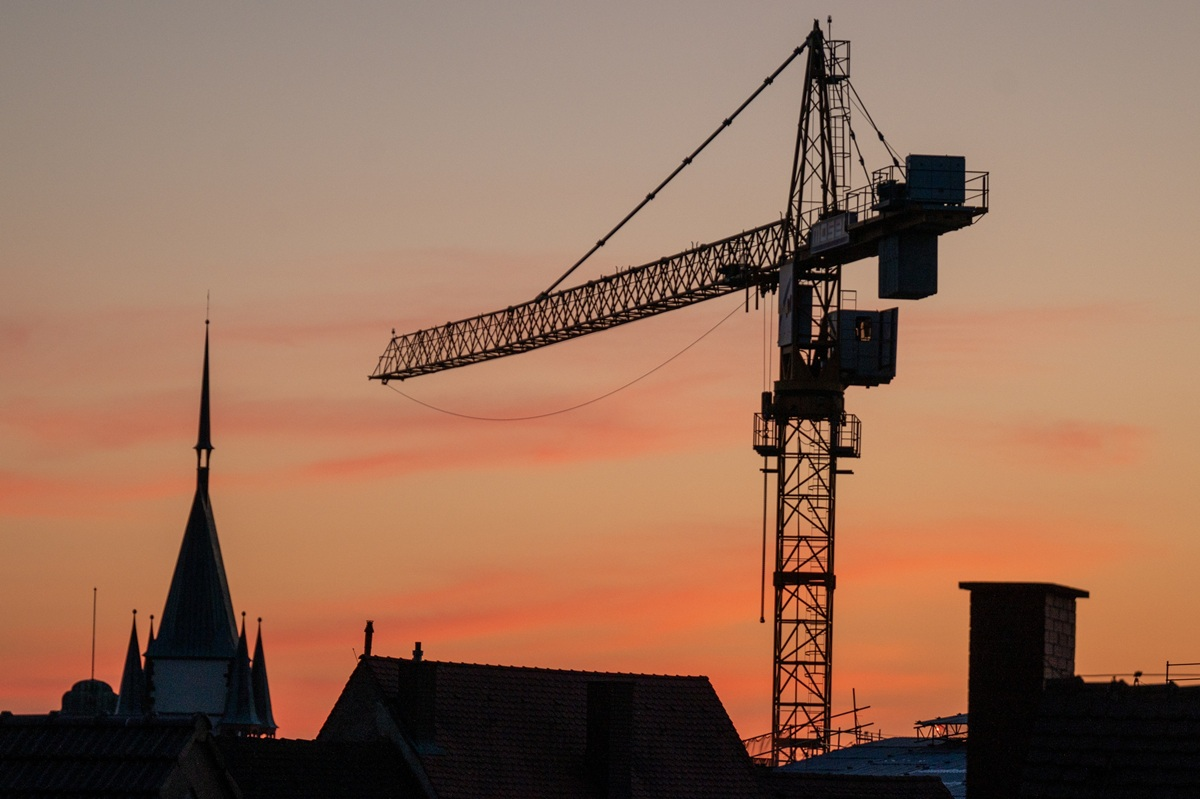 Bauturbo Baustellenkran bei Sonnenuntergang mit Freiburg Panorama im Hintergrund