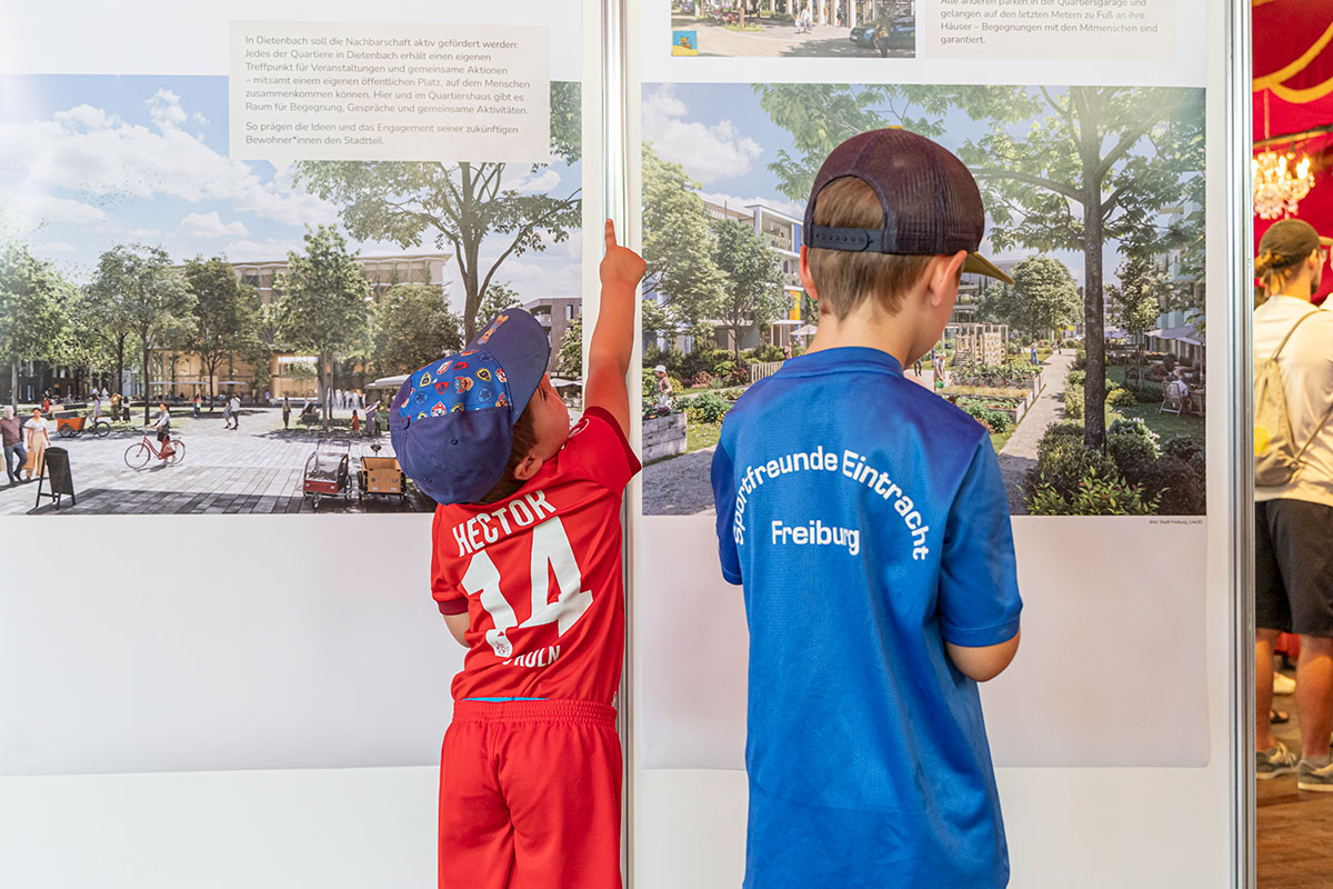Zwei Kinder vor Ausstellungstafel