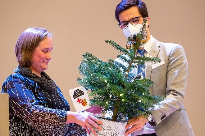 Einen kleinen Baum für die nächsten 50 Jahre übergibt Opfingens Ortsvorsteherin Silvia Schumacher an Oberbürgermeister Martin Horn (Foto: Seeger/Stadt Freiburg).