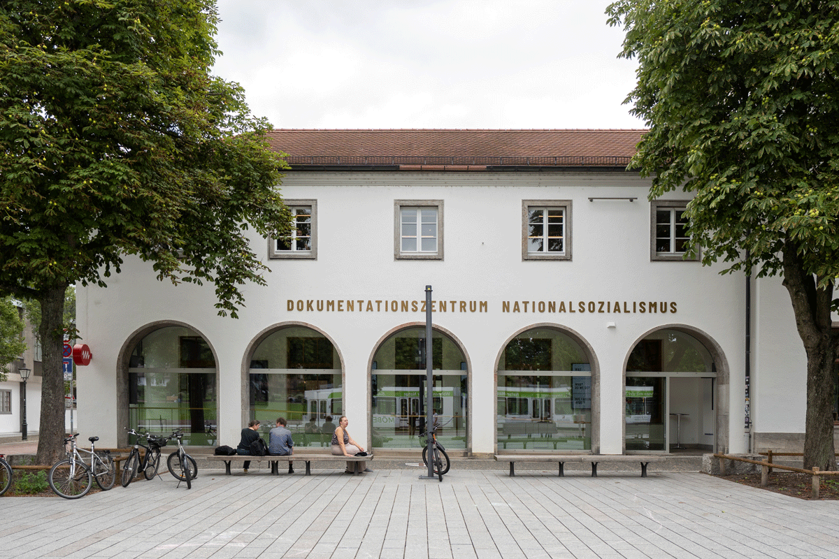 Außenansicht Dokumentationszentrum Nationalsozialismus, großes, weißes Gebäude
