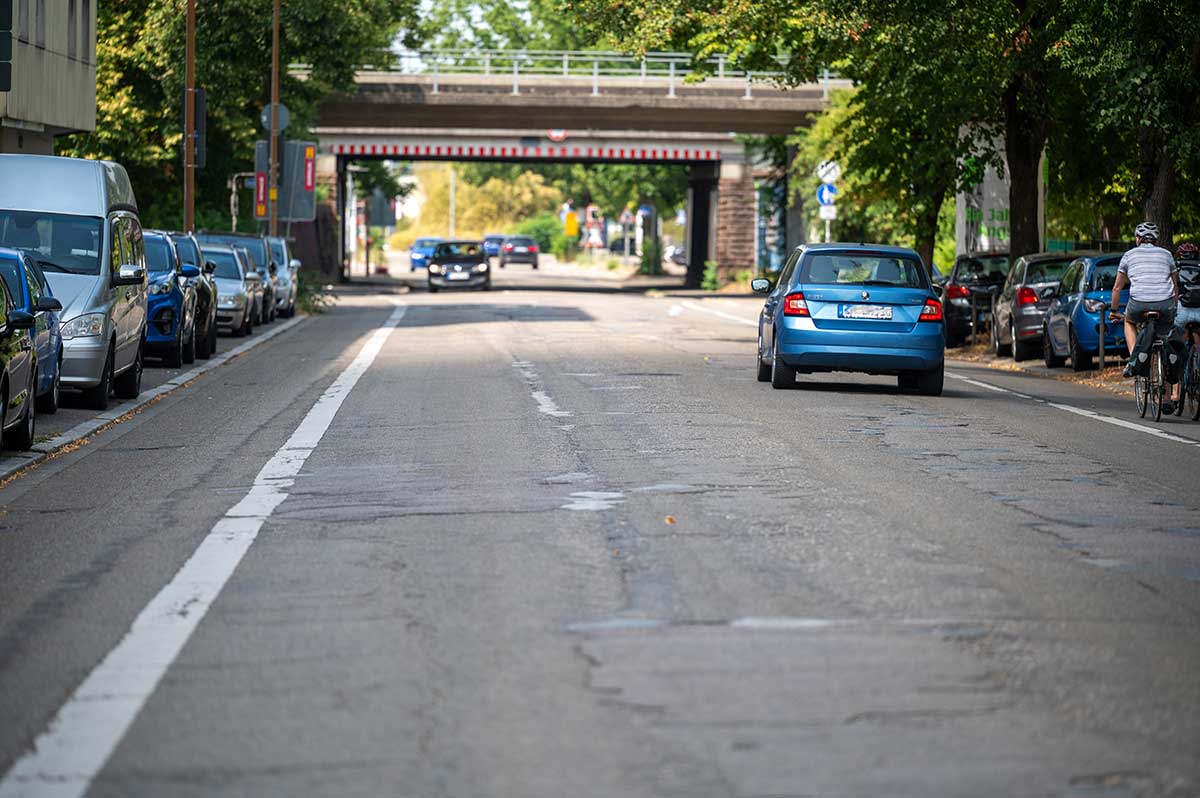 Tullastraße vor Bahnunterführung mit vielen Schlaglöchern