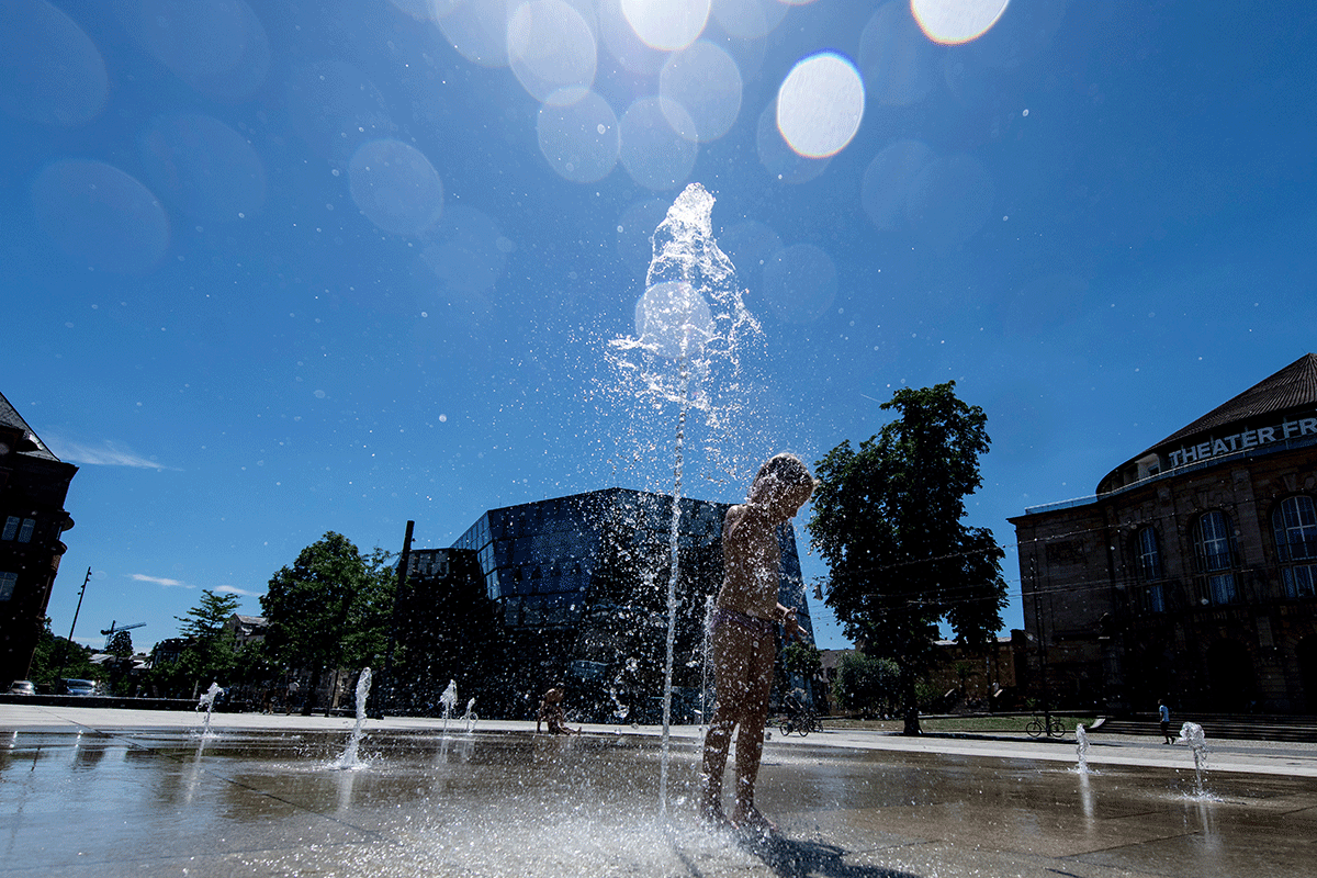 Kind unter Wasserspiel auf dem Platz der Alten Synagoge