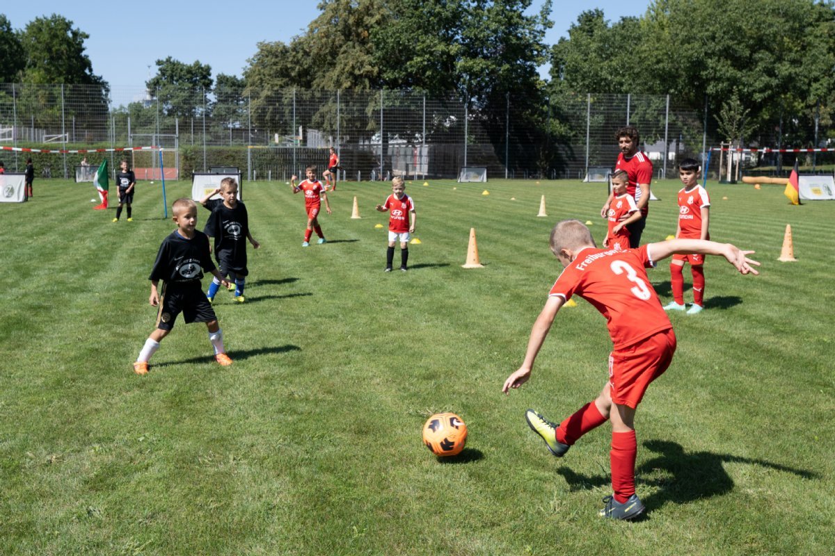 Kinder spielen Fußball