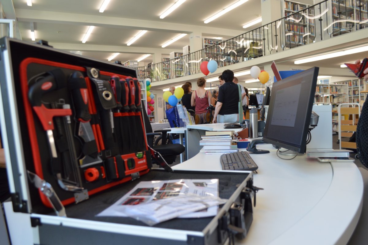In der Stadtbibliothek steht ein geöffneter Werkzeugkasten auf einem Schreibtisch.