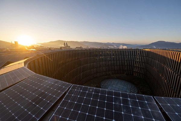 Große Solaranlage auf Dach