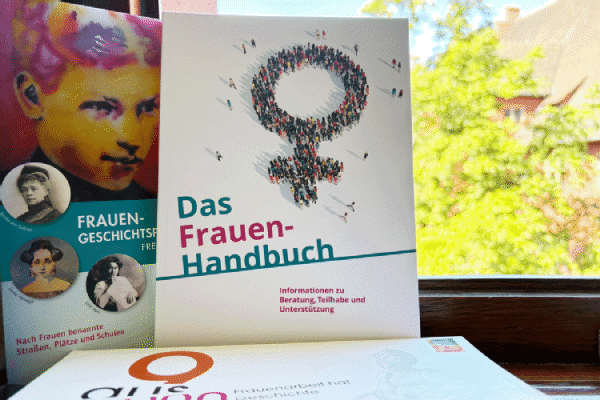 Flyer des  Freiburger Frauenhandbuchs