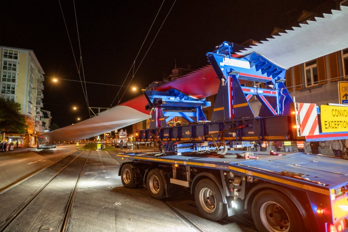 Rotorblatt auf mehreren Fahrzeugen nimmt die ganze Breite von Straße, Schiene und Gegenverkehr ein.