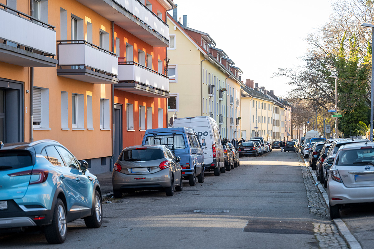 Parkende Autos in der Rheinstraße