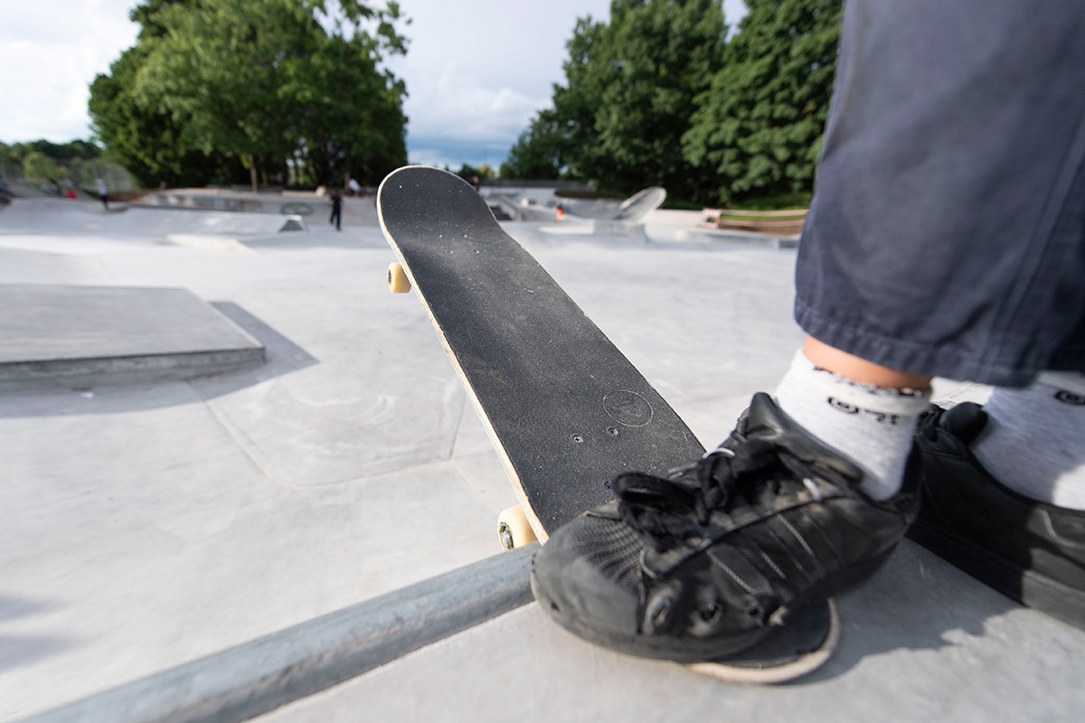 Fuß auf einem Skatebord