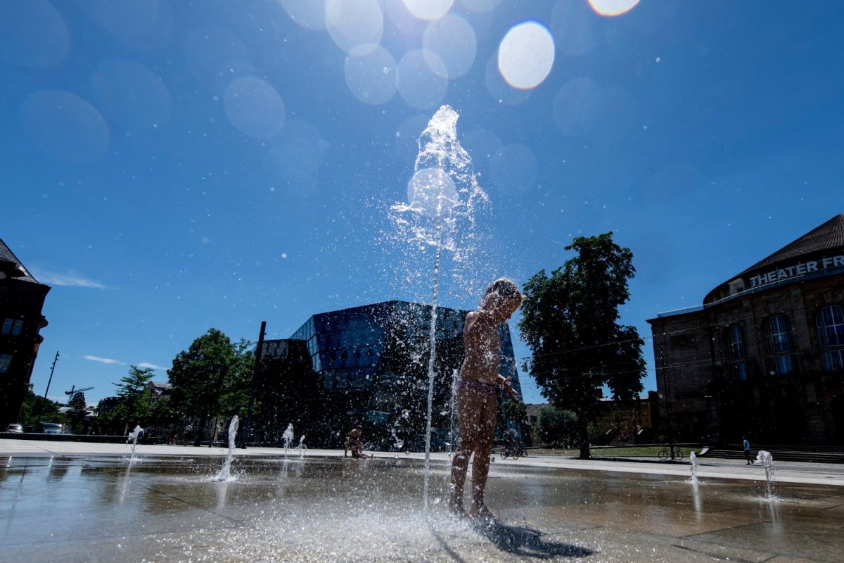 Kind spielt bei Wasserfontäne am Platz der Alten Synagoge