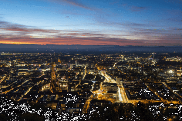 Blick vom Schlossberg über Freiburg bei Nacht