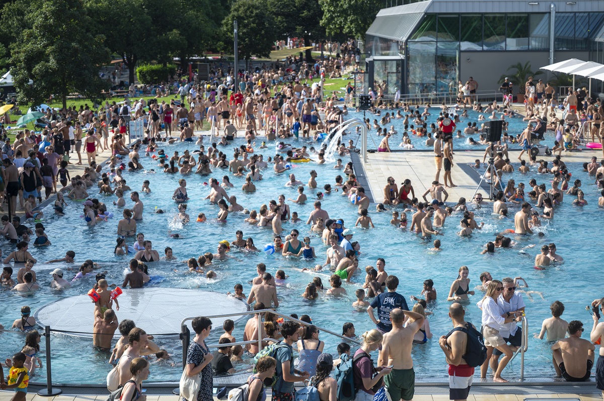 Das Schwimmbecken im Westbad ist voll mit Menschen.