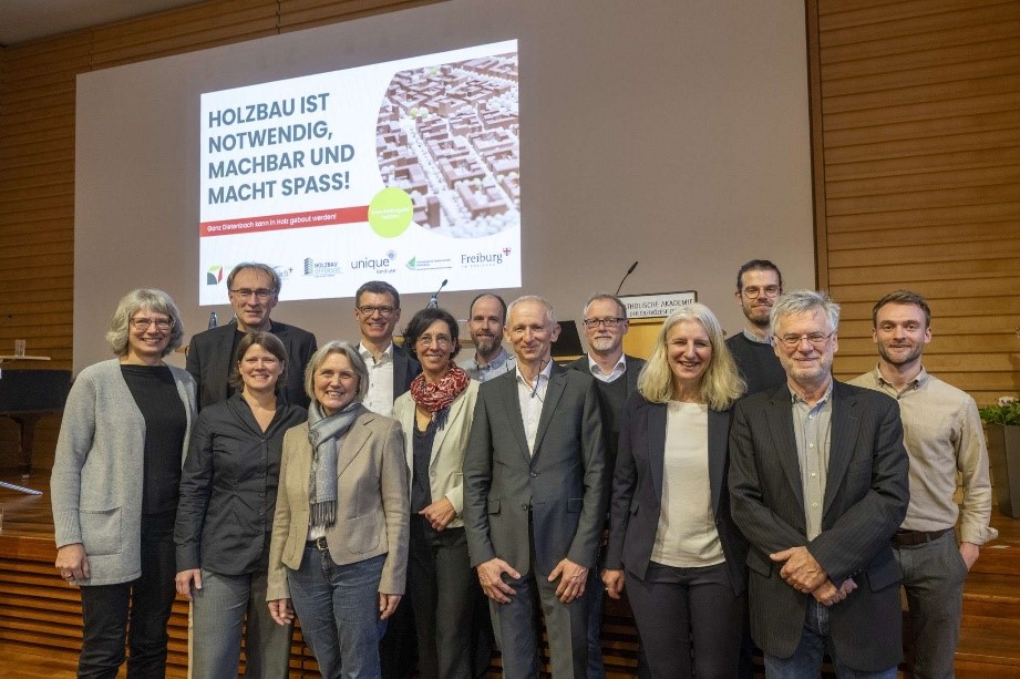 Projektteam „Urbaner Holzbau im Quartiersmaßstab“ von links: Cordula Böhler, Bürgermeister Martin Haag, Britta Neumann, Stadträtin Maria Hehn, Bertil Burian, Annette Müller-Birkenmeier, Daniel Steiger, Bernd Wippel, Holger Ratzel, Petra Lautner, Henry Heinen, Rüdiger Engel, Moritz Peitgen