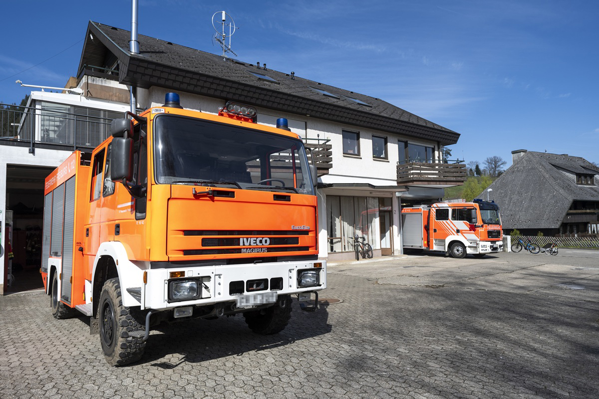 Das alte Feuerwehrhaus in Kappel, zwei Einsatzwagen stehen zur Hälfte in den Garagen.
