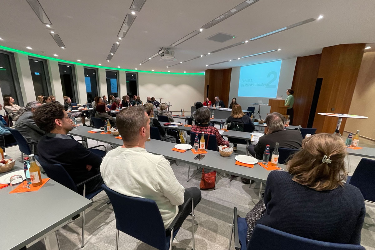 Sitzende Menschen in Veranstaltungsraum