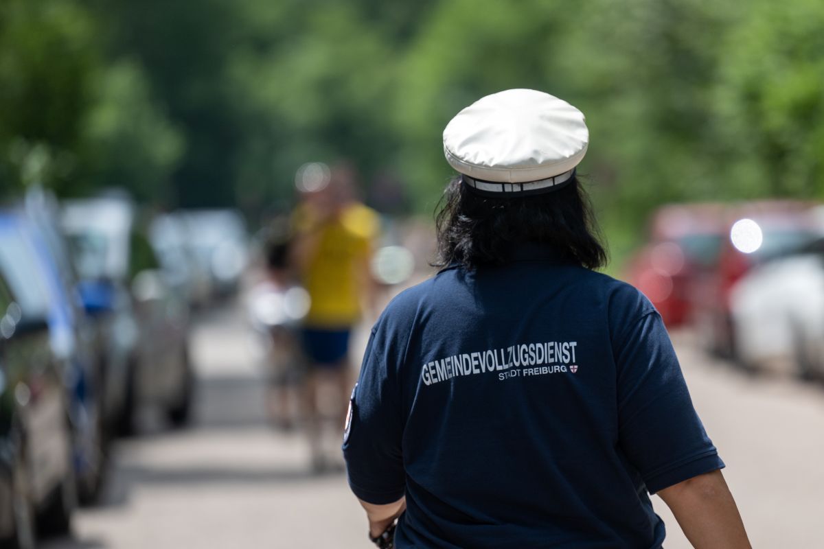 Frau mit weißer Mütze und T-Shirt mit Aufschrift "Gemeindevollzugsdienst"