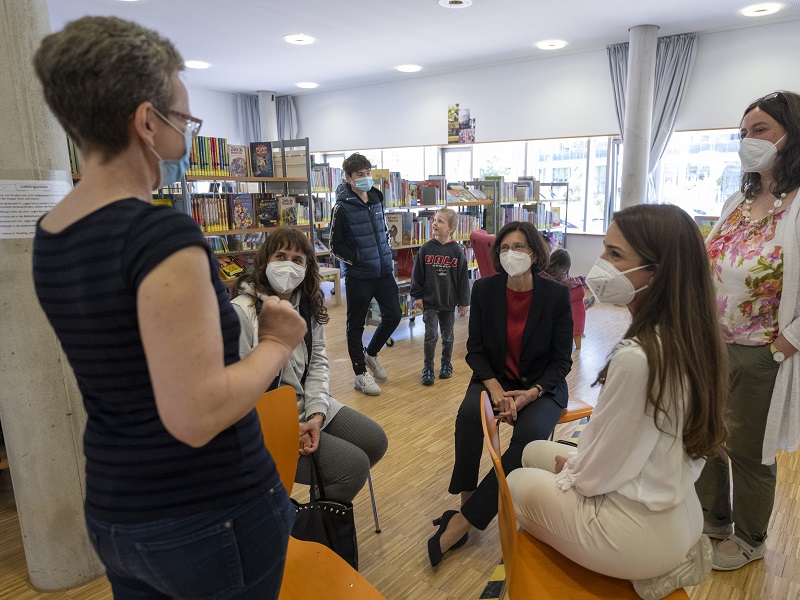 Die Bürgermeisterin und die Beteiligten der Buchwoche danken Frau Kuschke-Rösch.