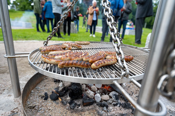 Grillrost mit vielen Würstchen
