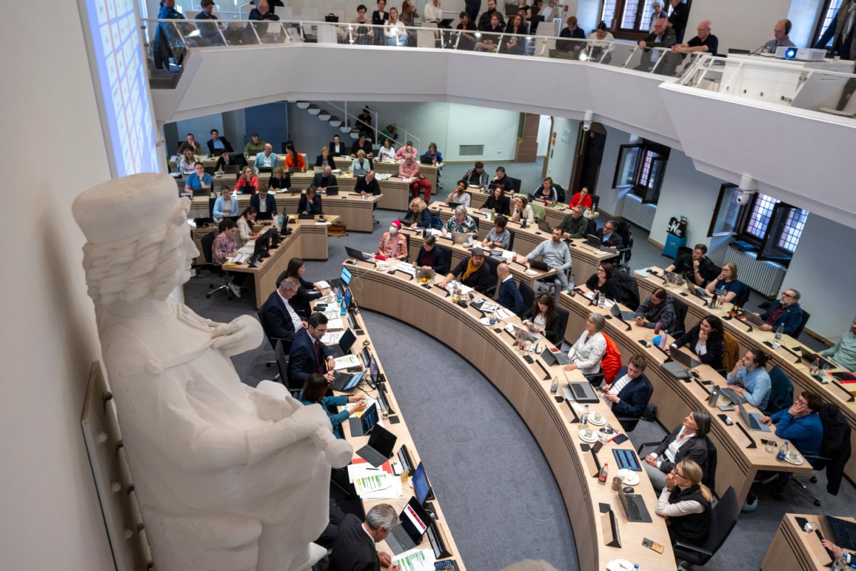 Saal des Gemeinderats mit Menschen