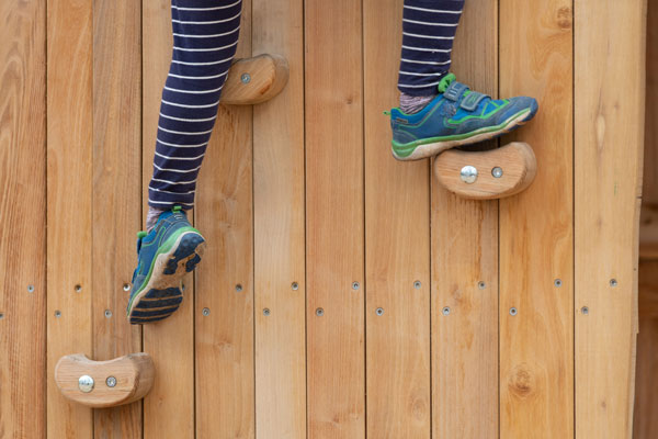 Kind klettert an Kletterwand