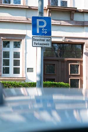 Parkschild mit Hinweis "Bewohner mit Parkausweis"