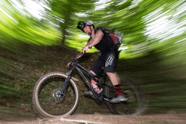 Mountainbiker im Wald