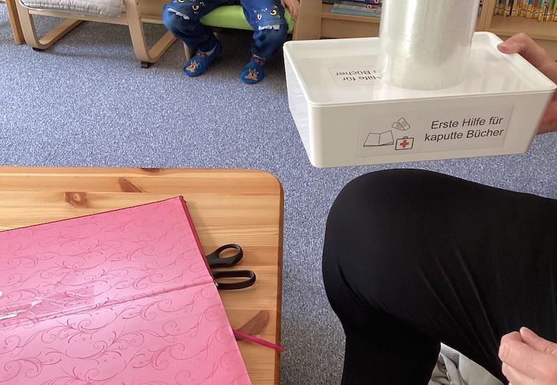Erste Hilfe Koffer für kaputte Bücher