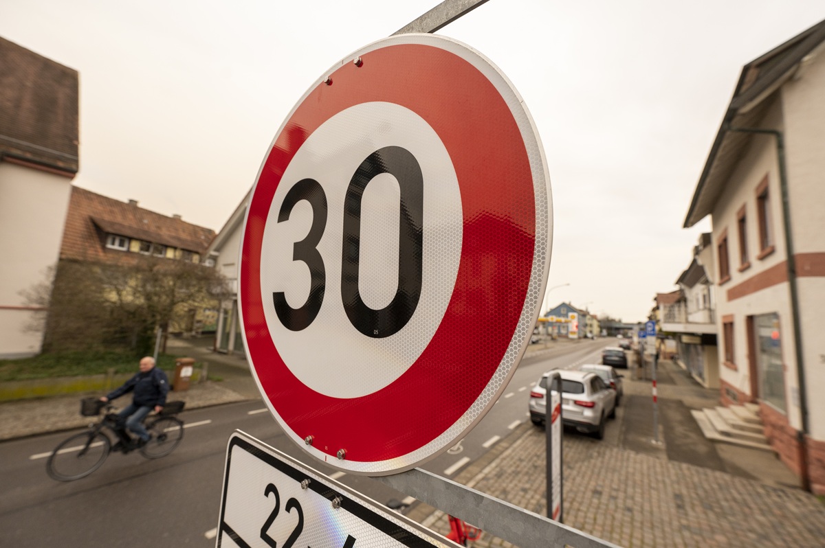 Ein Tempo-30 Schild an einer Straße.