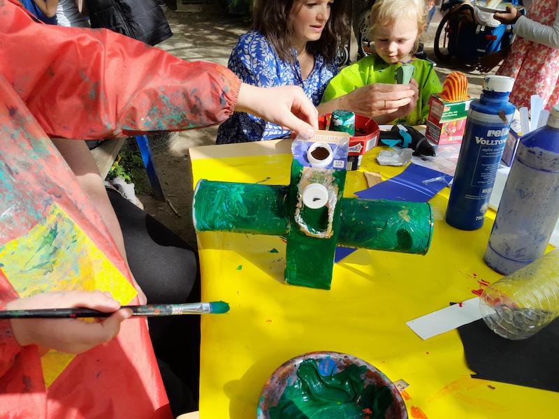 Auf einem Basteltisch entstehen Kunstwerke aus Müll.