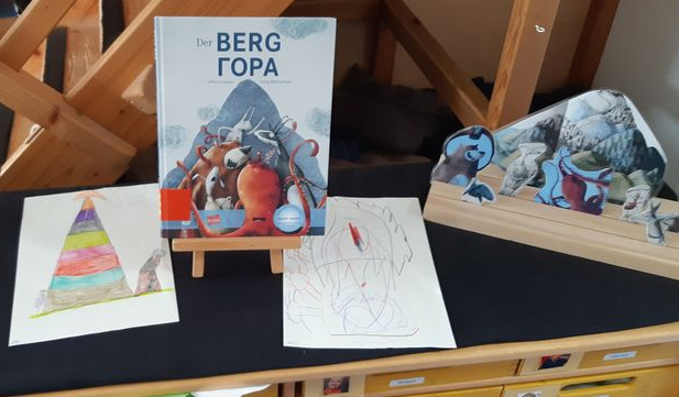 Das Bilderbuch und die Figuren des Buches mit der Erzählschiene im Freispiel.