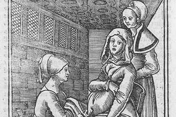 Hebamme betreut eine gebärende Frau