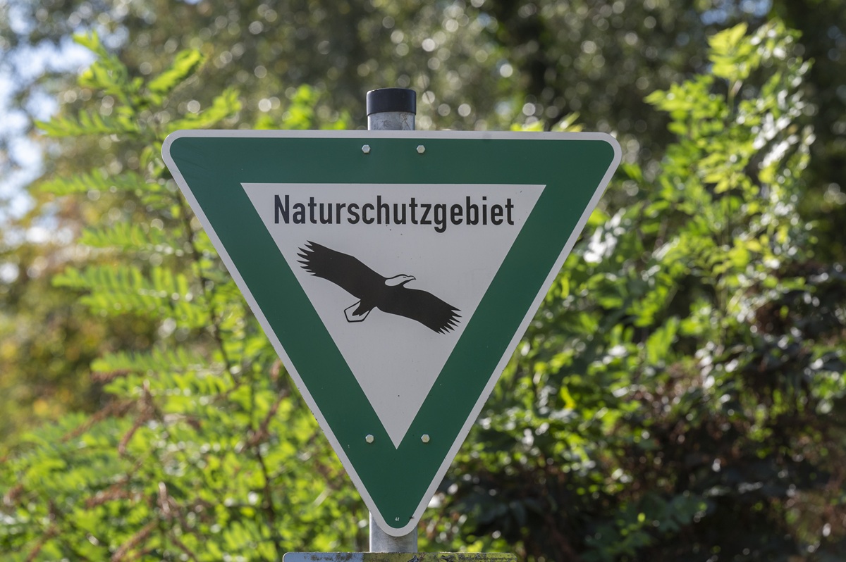 Ein grün-weißes "Naturschutzgebiet"-Schild.