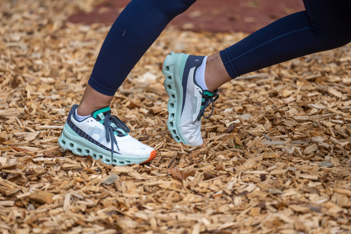Person dehnt die Beine - Nahaufnahme Fußbereich
