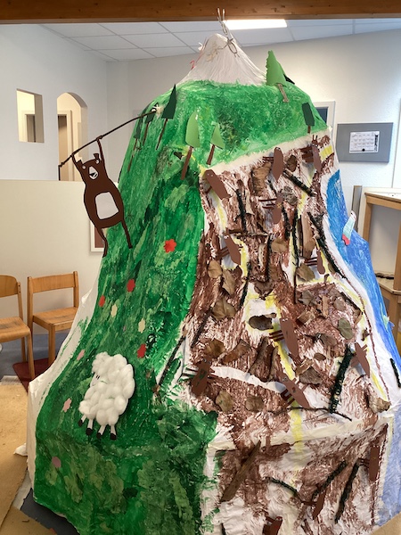 Im Eingangsbereich ist ein großer, bunter Berg entstanden.