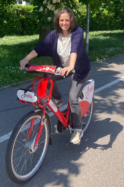 Luisa Stenmans, Leitung Mobilitätsmanagement Freiburger Verkehrs AG, auf dem Fahrrad