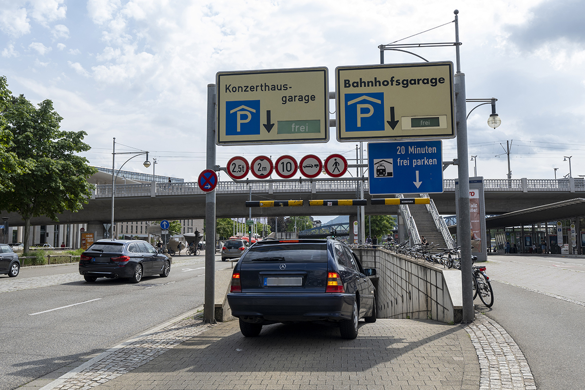 Tiefgarage, in die gerade ein Auto einfährt