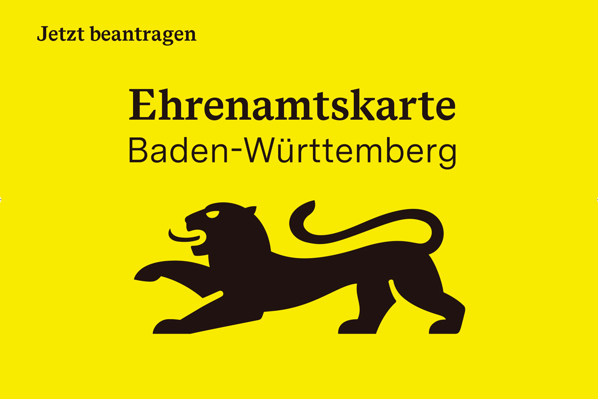 Grafik mit schwarzem Löwe auf gelbem Grund, dazu der Schriftzug "Jetzt beantragen. Ehrenamtskarte Baden-Württemberg"