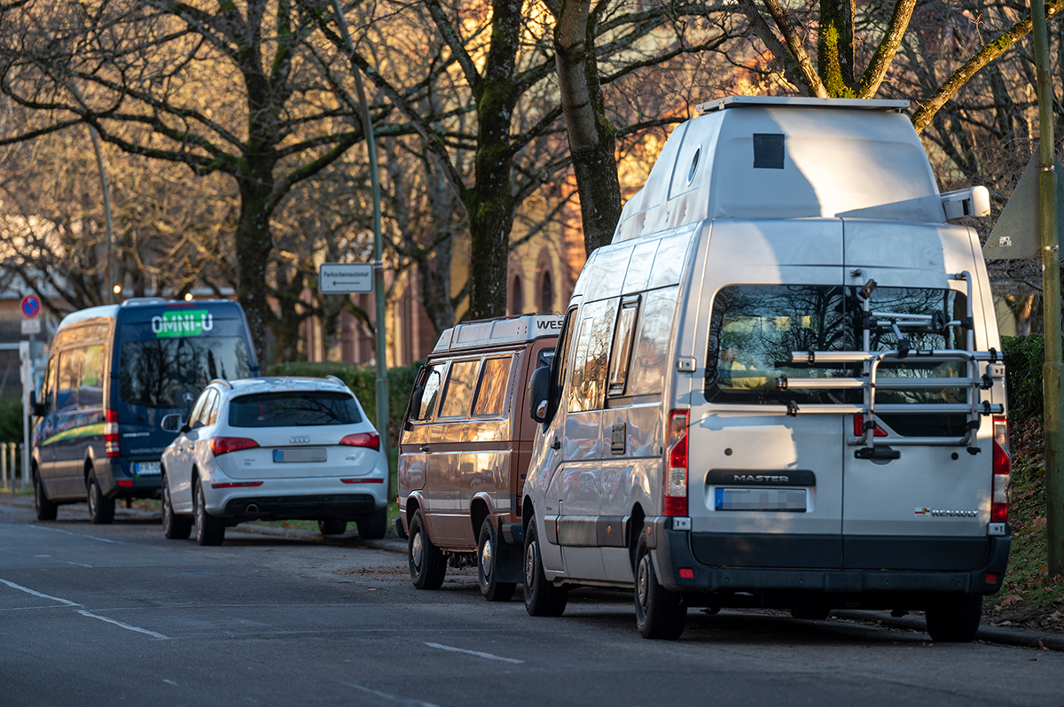 Parkende Campingbusse an einer Straße