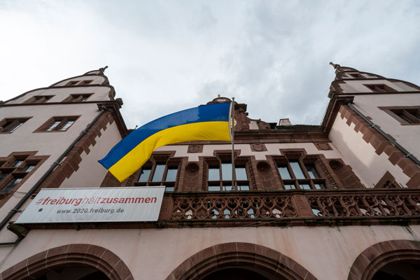 Freiburger Rathaus mit gehisster Ukraine-Flagge