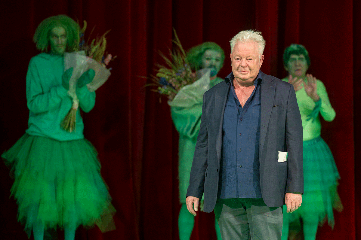 Peter Carp im Vordergrund, dahinter Schauspieler*innen