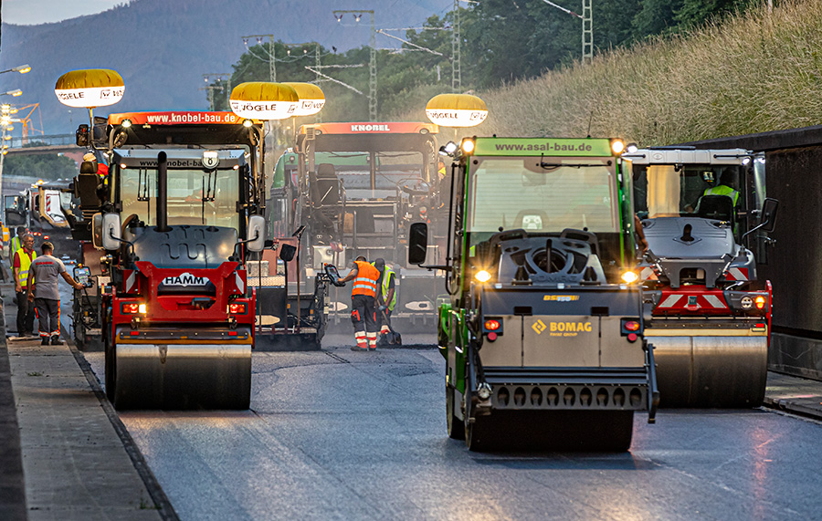 Mehrere Straßenwalzen auf frischem Asphalt