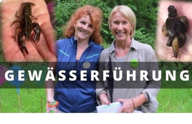 Zwei Gewässerführerinnen die einen Krebs und eine Köcherfliegenlarve in den Händen halten