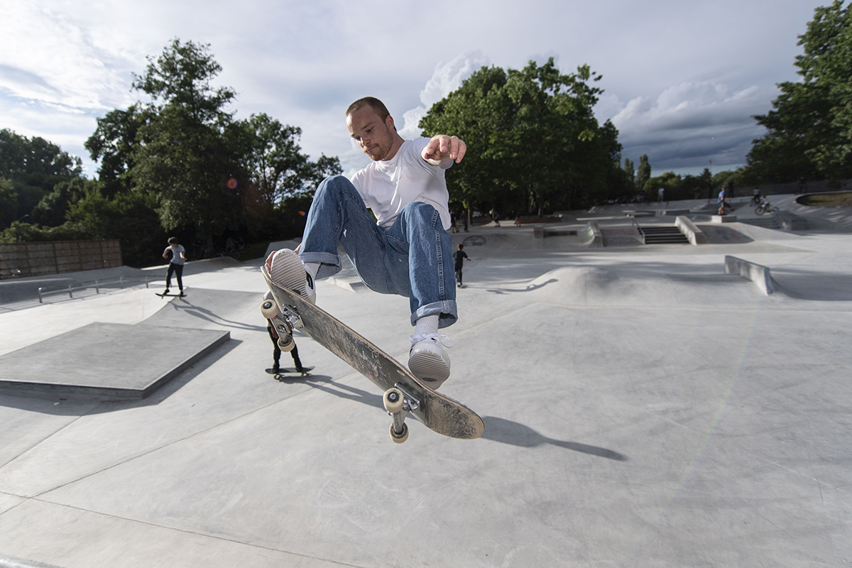 Mann mit Skateboard