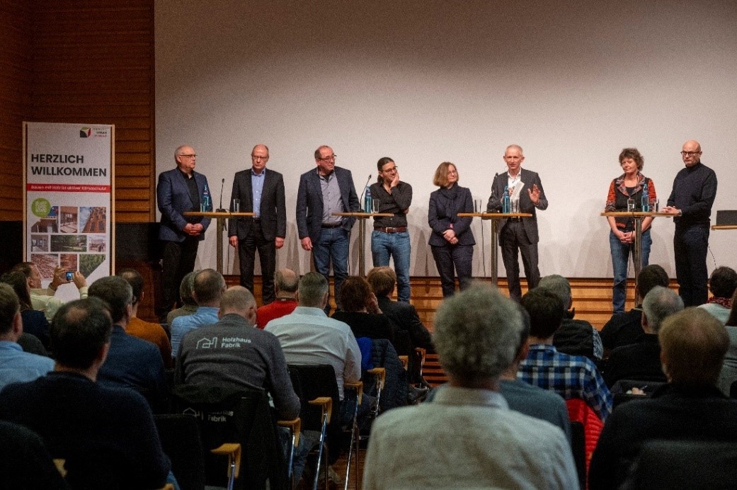 Teilnehmende der Podiumsdiskussion von links Bastian Kaiser, Eckart Meyberg, Willi Sutter, Raphael Riesterer, Magdalena Szablewska, Bernd Wippel, Petra Habammer, Tom Kaden