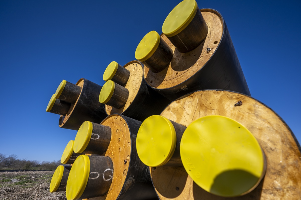 Mehrere gelbe Fernwärmerohre liegen aufeinander.