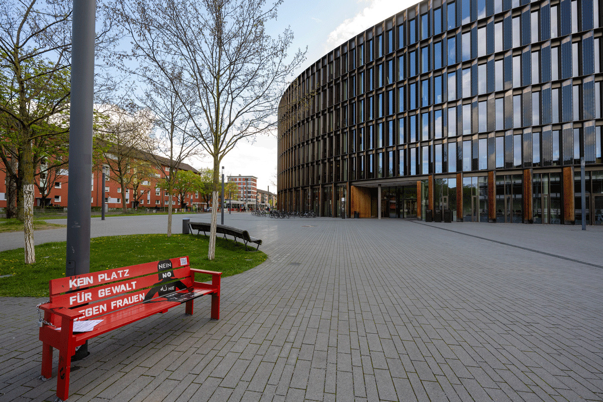 Rote Bank vor dem Rathaus im Stühlinger